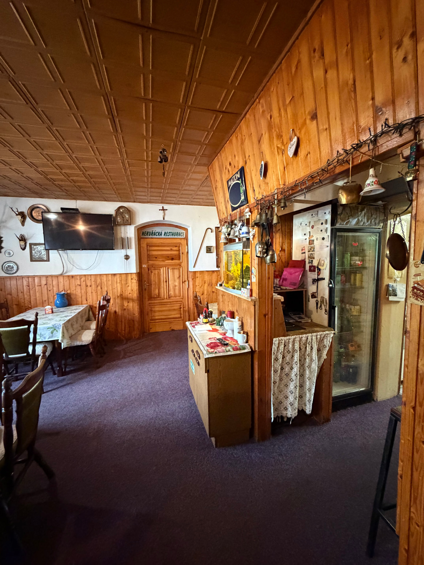 Nekuřácká restaurace s prostřenými stoly