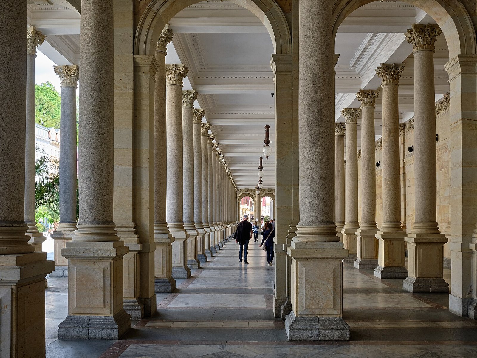 Karlovy Vary (cca 6 km)