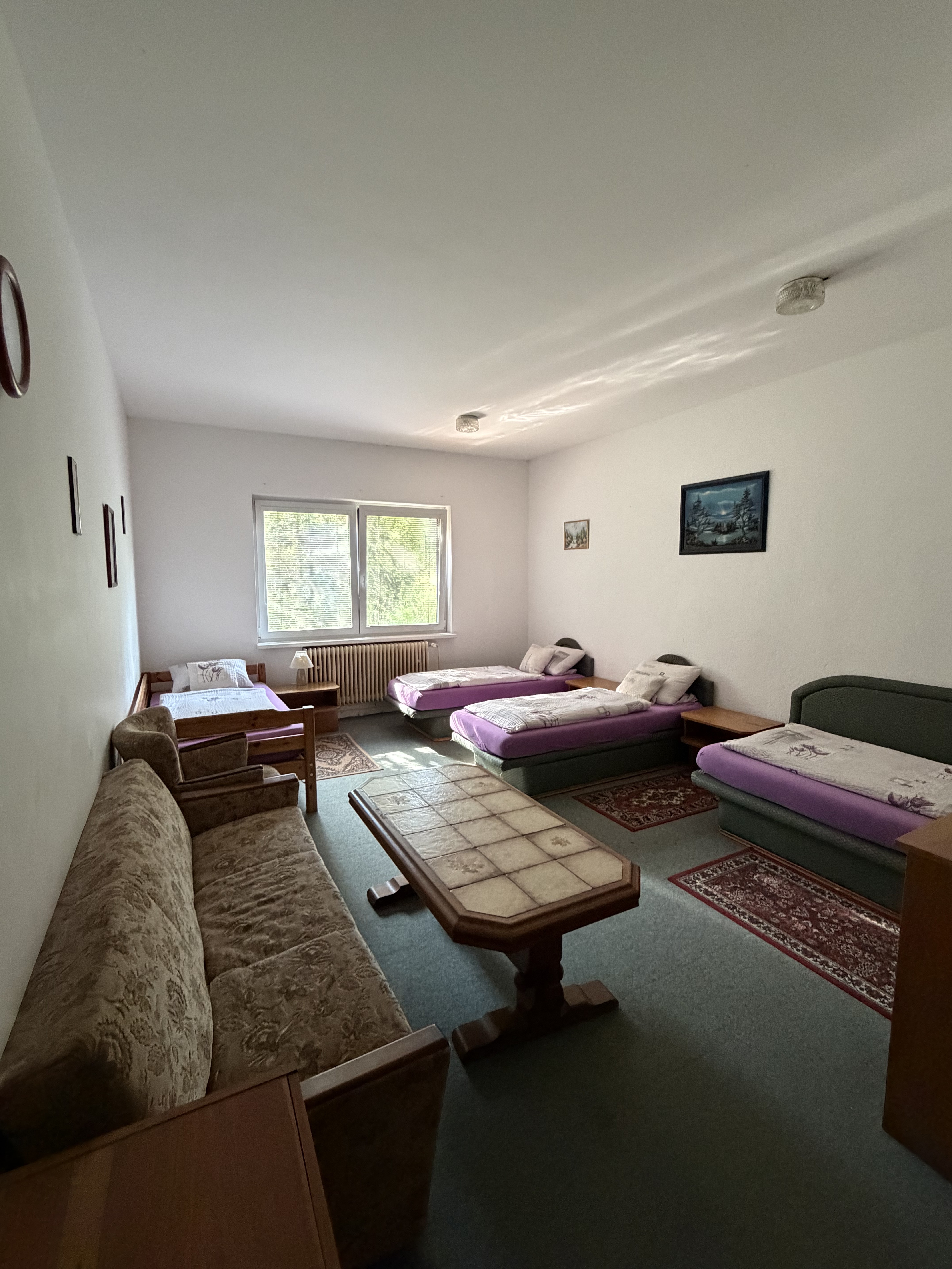 Pokoj 5 — Čtyřlůžkový s koupelnou